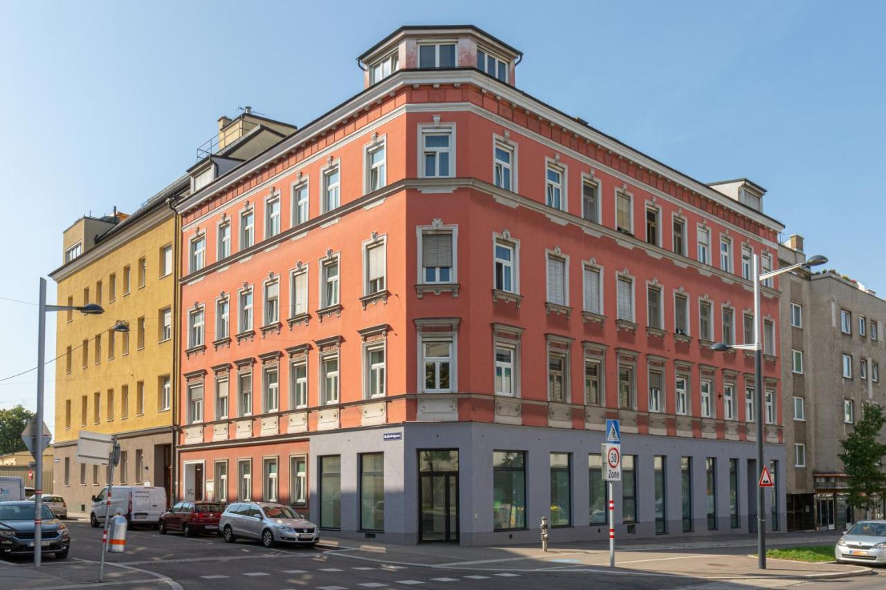 Yeshello Central Station Vienna Exterior photo